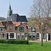 Het Zeemansdkerkje en traditionele huisjes in het dorp Oudeschild te Texel, Nederland
